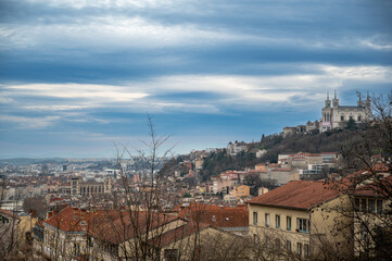 Obraz premium Lyon, france. December 28, 2023. Lyon city panorama during the day, showing the basilique notre-dame de fourvière and surrounding rooftops under a cloudy sky