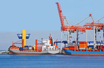 Fototapeta premium Bulk and cargo ship under port crane
