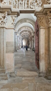Belle perspective sur l'une des all&eacute;es lat&eacute;rales de la basilique Sainte-Marie-Madeleine de V&eacute;zelay depuis le narthex (Bourgogne, France)