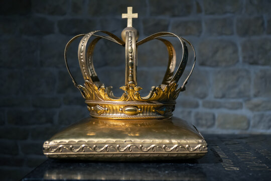 Poland, Krak&oacute;w, Krakau, Wawel, symbolic gold crown on the sarcophagus of the Polish King Jan III Sobieski