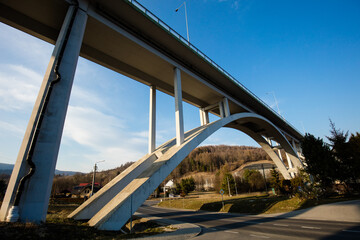 Wielki nowoczesny most drogowy zawieszony wysoko nad ziemią © kubikactive