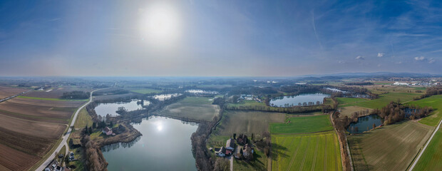 Sicht auf eine Landschaft mit Seen und Feldern in Deutschland an einem sonnigen Tag © Joachim