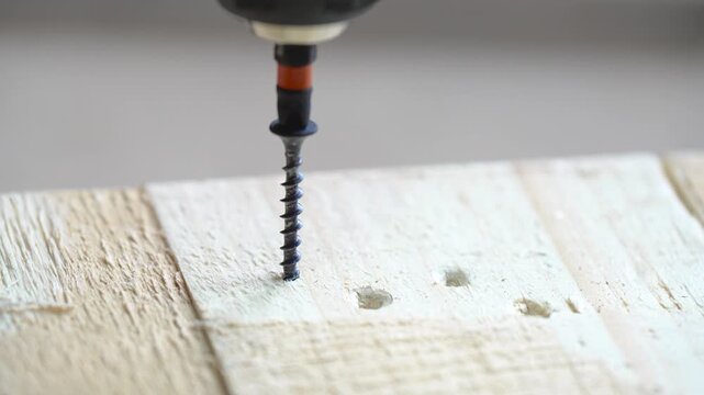 Driving a screw with an electric screwdriver with sound
