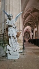Obraz premium Une belle statue de l'archange Michel terrassant le Dragon (Eglise Notre-Dame-de-l'Assomption de Noyers-sur-Serein)