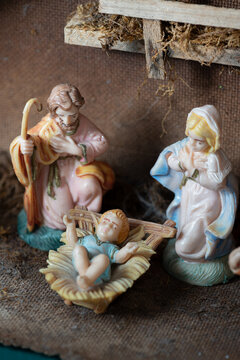 Mar&iacute;a, Jos&eacute; y el ni&ntilde;ito Jesus en el pesebre