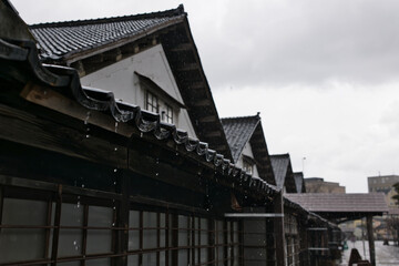 Fototapeta premium 大雨に濡れる山居倉庫の木造建築（酒田市）