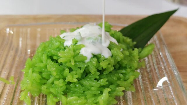 Sticky rice with pandan leaves