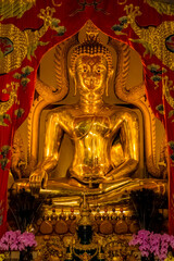 Obraz premium The Golden Buddha Statue in Thai temple