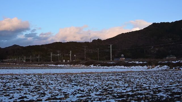 雪の残る冬の安土を通過する223系新快速 （東海道本線 安土 - 能登川, 2026年1月）