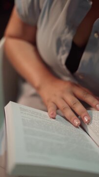 LECTURA NOCTURNA, MUJER Y LIBRO 