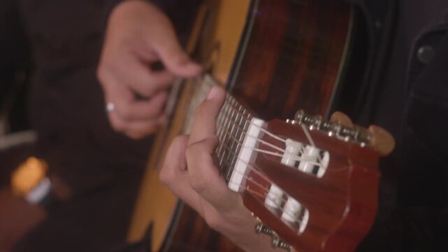 GUITARRISTA TOCANDO MUSICA 