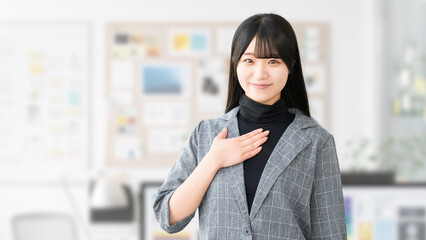 胸に手を当て信頼を示す若い女性ビジネスパーソン, Young businesswoman showing...