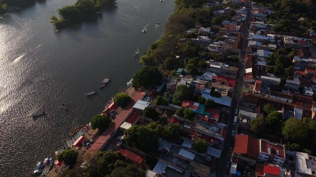 sobrevolando el rio Grijalva con barcas vistas desde el aire en Chiapa de Corzo 