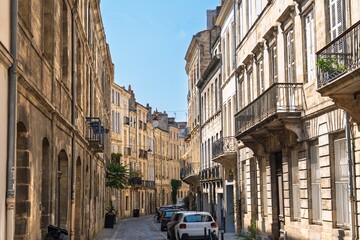 Naklejka premium Experience the charm of Bordo, France, with this image showcasing its historic narrow streets and beautiful architecture. A perfect glimpse into European travel and culture.