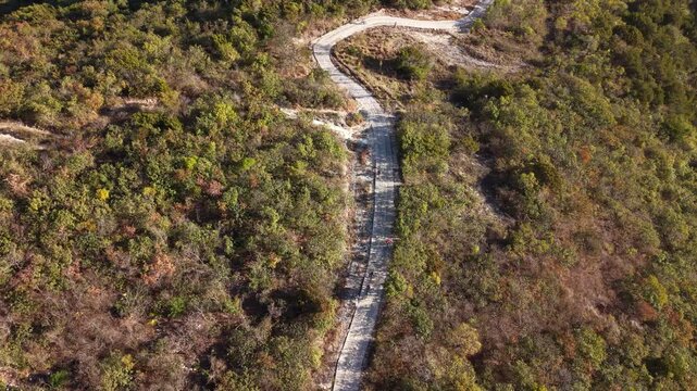 ciclistas subiendo una monta&ntilde;a inclinada
