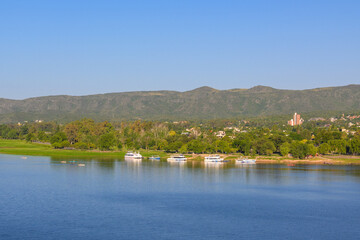 Obraz premium Vista panorámica del lago San Roque en Villa Carlos Paz con montañas, vegetación y costa urbana en Córdoba, Argentina