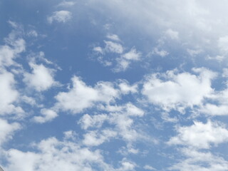 Fototapeta premium 雲の多い春の青空