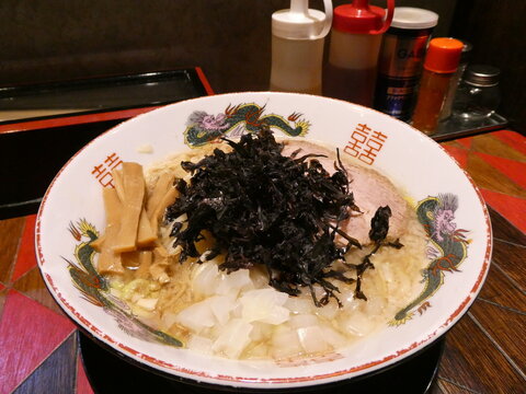 岩海苔の乗った煮干ラーメン