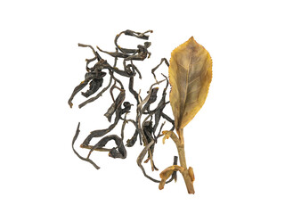 Obraz premium Dried loose tea leaves with a single golden-brown leaf on Transparent background, isolated close-up, minimal composition for herbal tea, wellness, and natural product concepts.
