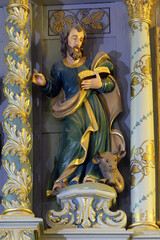 Obraz premium Saint Luke the Evangelist, statue on High altar in the Parish Church of Exaltation of the Holy Cross in Kriz, Croatia