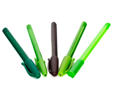 vibrante selecci&oacute;n de bol&iacute;grafos de colores, listos para plasmar nuevas ideas, dedicar palabras especiales, celebrando la alegr&iacute;a de escribir a mano