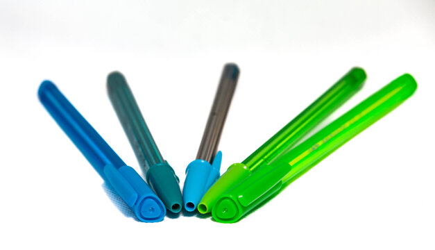 vibrante selecci&oacute;n de bol&iacute;grafos de colores, listos para plasmar nuevas ideas, dedicar palabras especiales, celebrando la alegr&iacute;a de escribir a mano