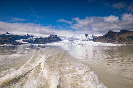 Leading line of churning water at Fjalls�rl�n Glacial Lagoon in Iceland