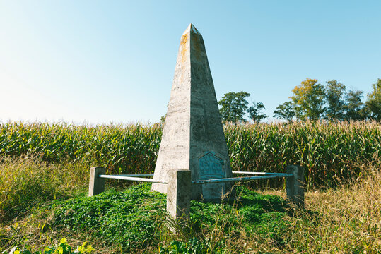 Basispyramide aus Tuffstein in Aufkirchen zur Vermessung in einem Feld, Bayern, Deutschland