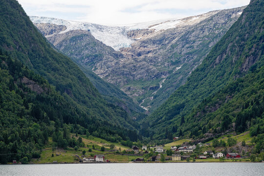 Blick auf den Gletscher Buabreen bei Odda in Norwegen
