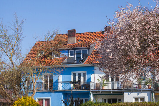 Blaues Wohngeb&auml;ude im Fr&uuml;hling, Mehrfamilienhaus, Bremen, Deutschland