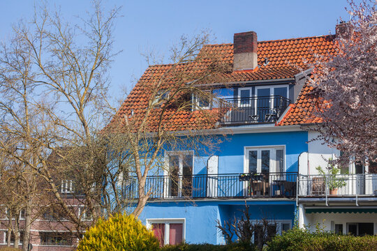 Blaues Wohngeb&auml;ude im Fr&uuml;hling, Mehrfamilienhaus, Bremen, Deutschland
