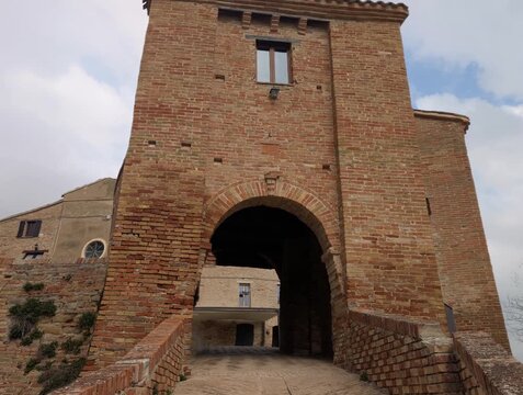 Porta storica in mattoni di un antico borgo italiano, architettura antica su percorso elevato con vista panoramica