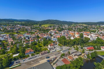 Obraz premium Ausblick auf den Luftkurort Viechtach am Schwarzen Regen im Naturpark Bayerischer Wald im Sommer