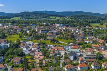 Die Stadt Viechtach im niederbayerischen Kreis Regen in der Region Donau-Wald aus der Vogelperspektive
