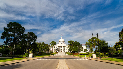 Naklejka premium A wide angle view of the historic Alabama State Capitol building with its white dome and neoclassical architecture from Dexter Avenue in Montgomery, United States