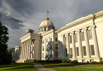 Naklejka premium Exterior view of the historic Alabama State Capitol building with neoclassical architecture and white columns in Montgomery.