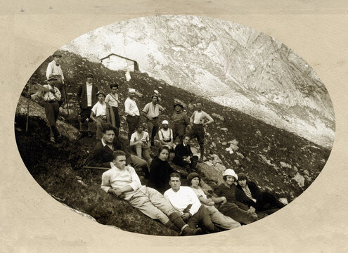 FOTOGRAFIA ANTICA CON GRUPPO DI ESCURSIONISTI IN POSA ALL'APERTO