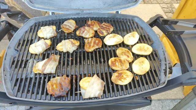 Grillowany ser na ruszcie, letnie grillowanie i przekąska z rumianą sk&oacute;rką na grillu.