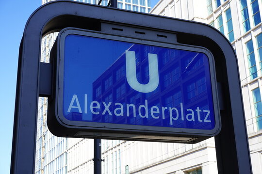Zeichen des BVG U-Bahnhofs Alexanderplatz in Berlin am 11.03.2026