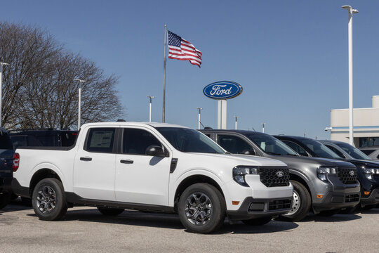Ford Maverick XLT AWD truck display at a dealership. Ford offers the Maverick with a 2.5L EcoBoost engine. MY:2026