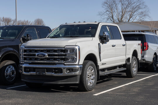 Ford F-250 Super Duty SRW 4X4 Super Crew display. Ford offers the F250 with a 6.8L Power-Stroke diesel V8 engine. MY:2026