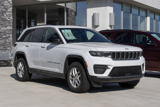 Jeep Grand Cherokee Laredo 4X4 SUV display. Jeep offers the Grand Cherokee with a 3.6L VVT Pentastar V6 engine. MY:2025