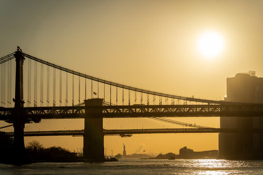 Brooklyn et Manhattan Bridge au coucher du soleil avec la statue de la libert&eacute; derri&egrave;re