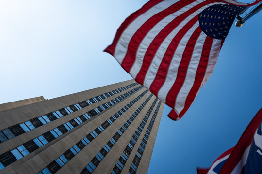 Le drapeau am&eacute;ricain devant le Rockfeller Building