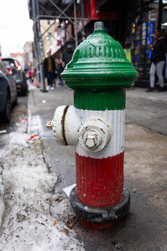 Borne Hydrante au couleur de l'Italie dans Little Italy &agrave; New-York