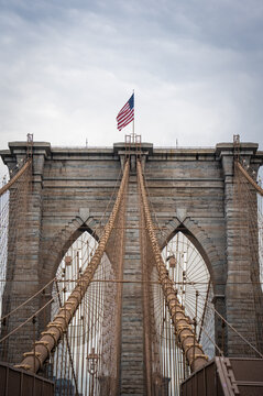 Pont de Brooklyn en sym&eacute;trie avec le drapeau am&eacute;ricain au milieu