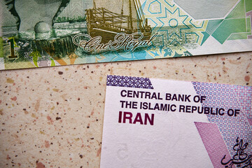 rial katarski i rial irański, banknoty © Marcin Łazarczyk