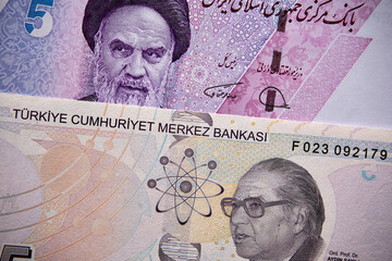 lira turecka i rial irański, banknoty © Marcin Łazarczyk