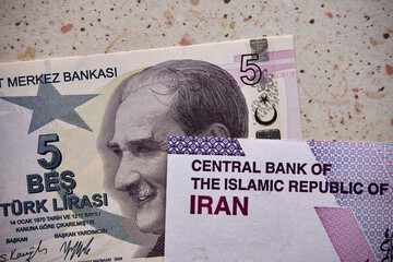 lira turecka i rial irański, banknoty © Marcin Łazarczyk