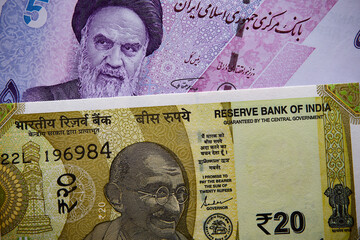 rupia indyjska i rial irański, banknoty © Marcin Łazarczyk